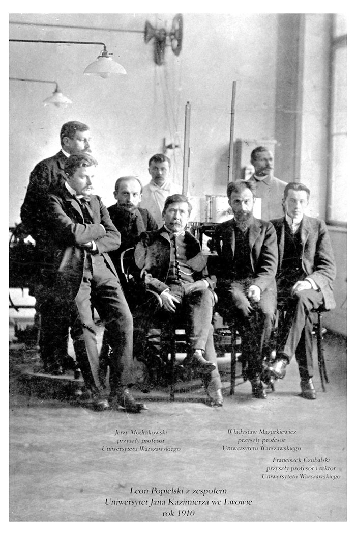 На фото Л. Попєльські та колеги. Університет Яна Казимира у Львові. 1910 р.