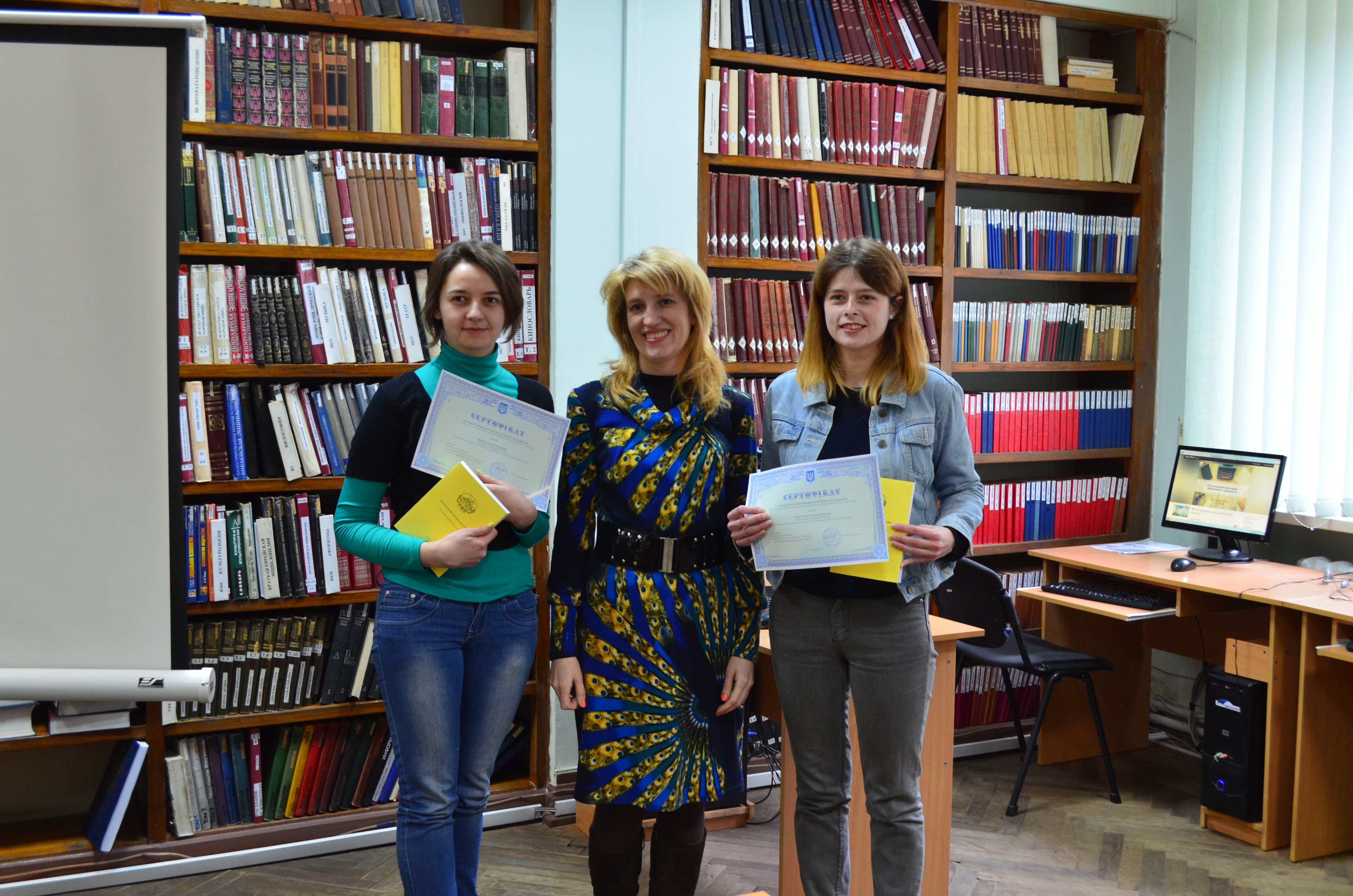 Отримання сертифікатів після закінчення «П’ятої всеукраїнської школи бібліотечного журналіста» у м. Харкові